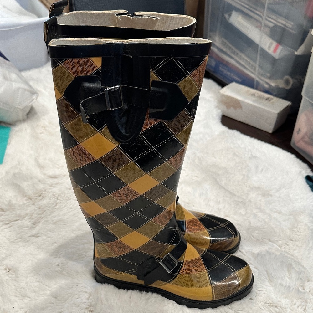 Nature Breeze Checkered Rain Boots - Picture 3 of 6